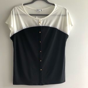 Color block s/s blouse with faux gold pyramid stud